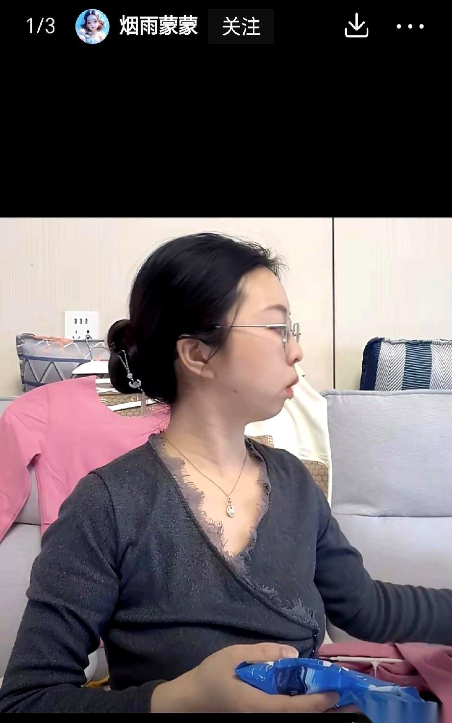 梳了个一模一样的发型。偏偏就挑在人家要开播的前一天晚上。你说巧不巧？别听她