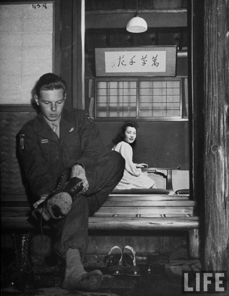日本战败后，面对美国大兵的拜访，这个日本女人看起来还是挺愿意的，面露微笑、眼角带