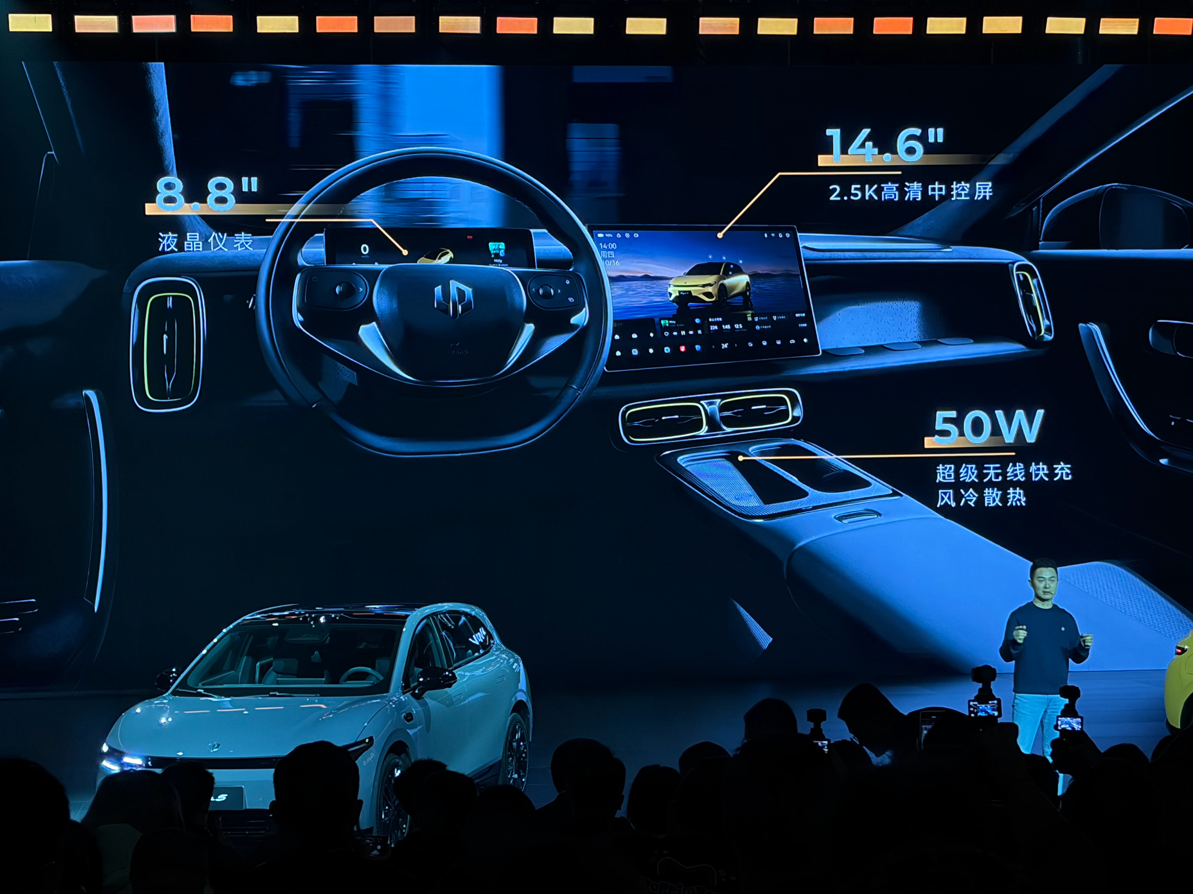 零跑Lafa5虽然定位一款高颜值运动轿跑，但智能化方面的表现也很抢眼，骁龙829