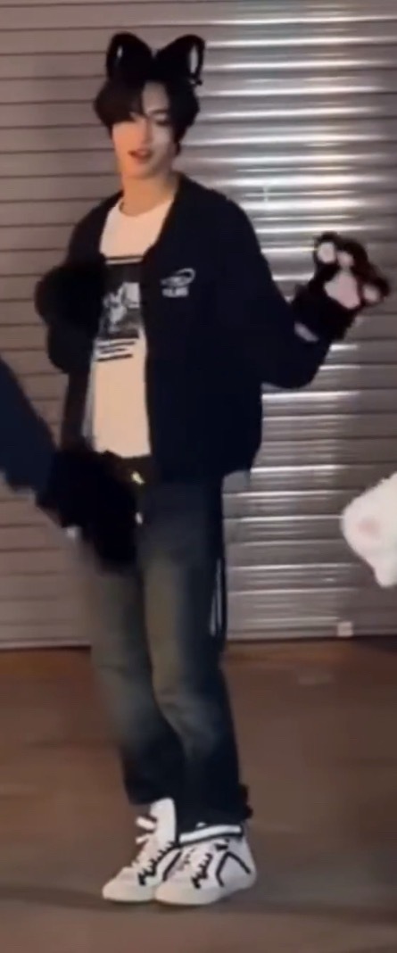 这猫女郎的尾巴是震动棒来着​​​