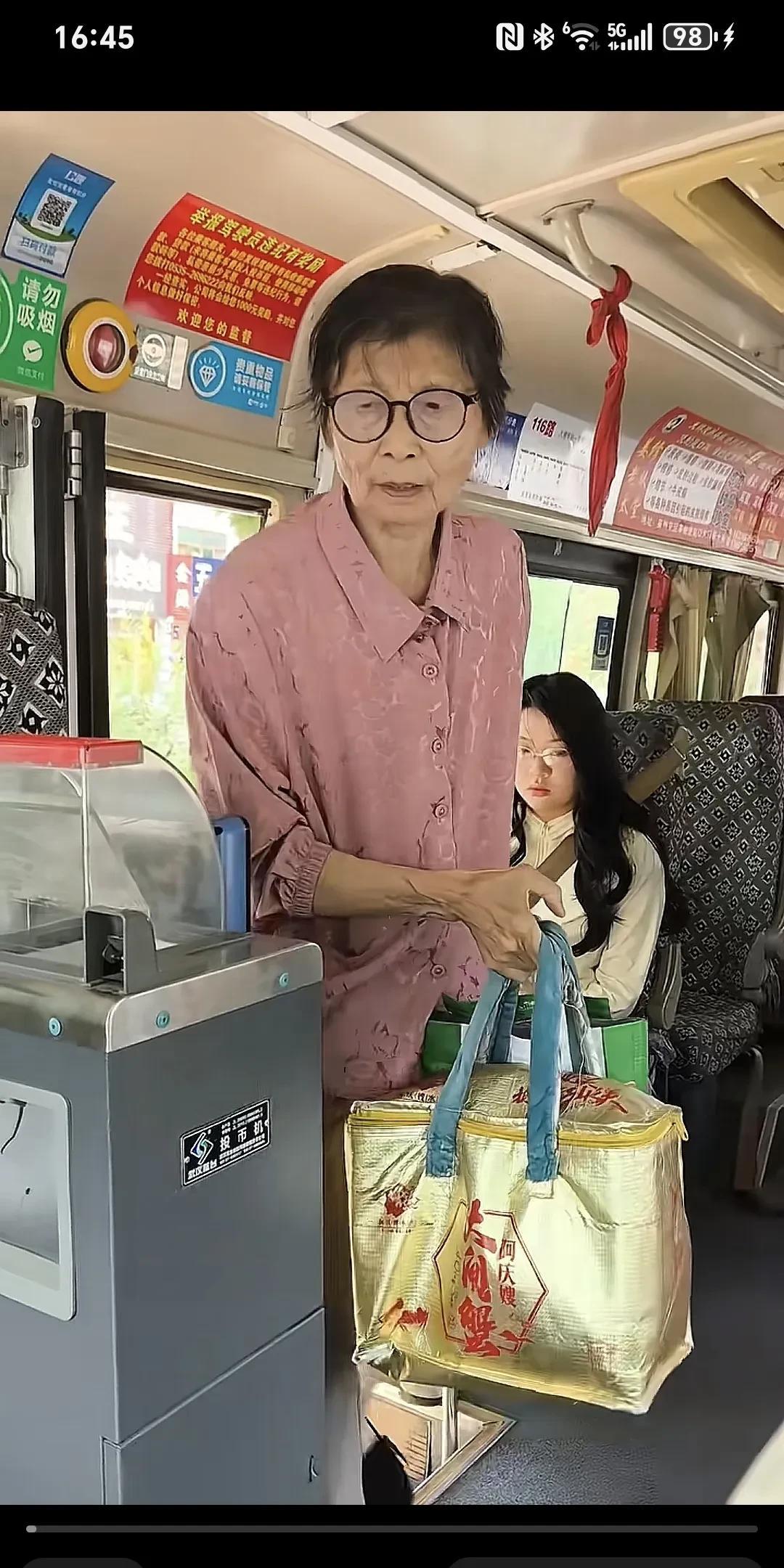 老妈又来送饭来了，今天妈妈做的是炖土豆，麻汁拌拉皮，一杯日照绿茶，好吃的冰镇西瓜