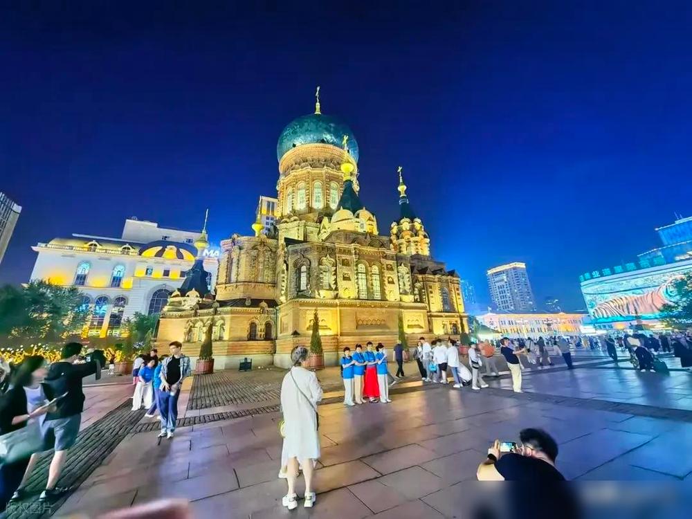 今年放假有许多人开始不旅游了！我去年五一凑了个热闹去杭州，西湖边挤得连湖景都