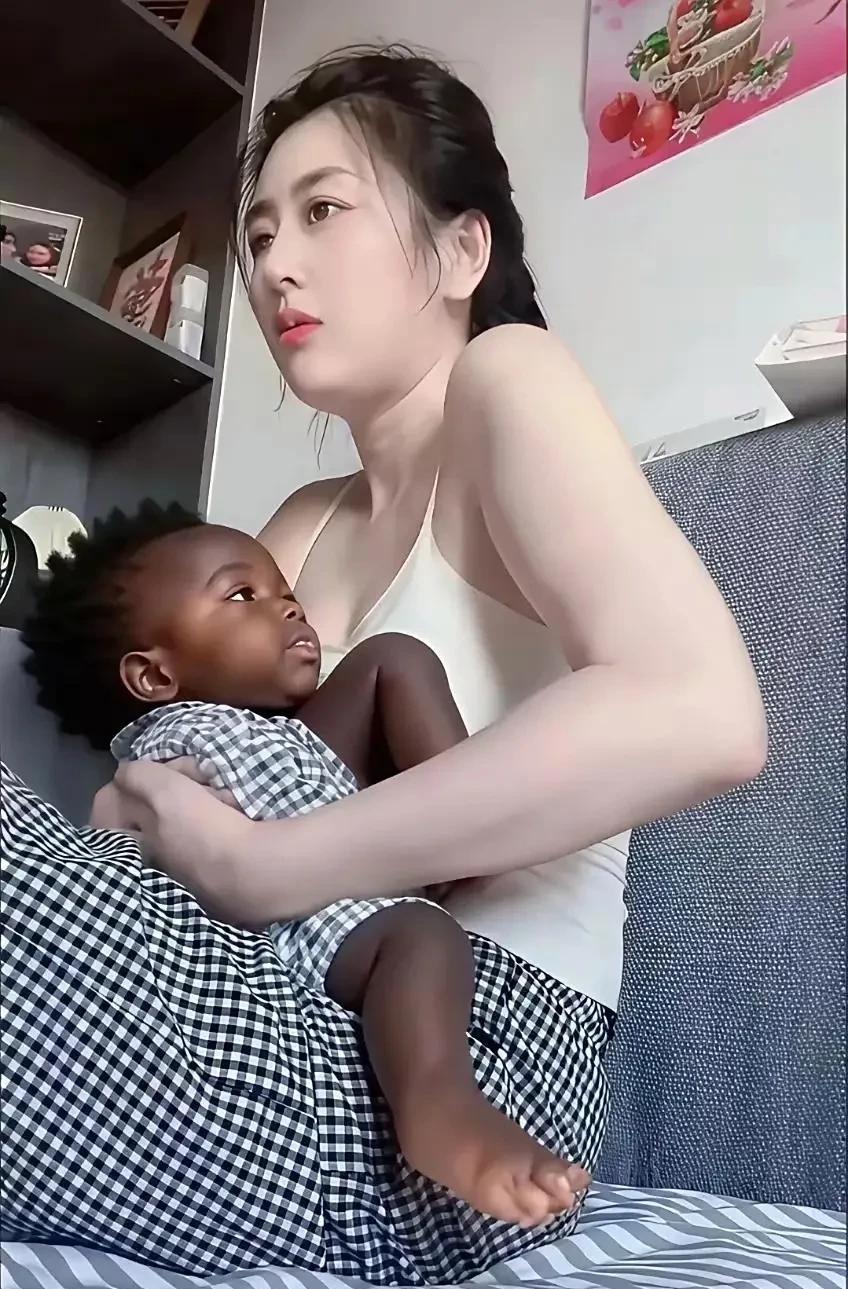 白妞生个黑娃姥姥直接崩溃当初不听家人劝阻，非要嫁给黑人。如今后悔到吐血。