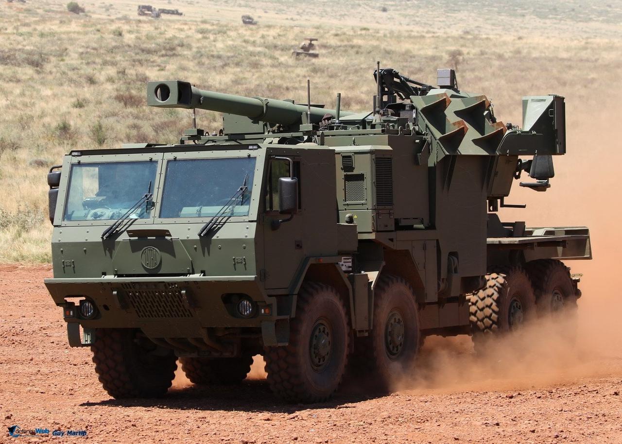 南非丹尼尔T5-52秃鹰155毫米轮式自行榴弹炮在Vukuhlome2025演