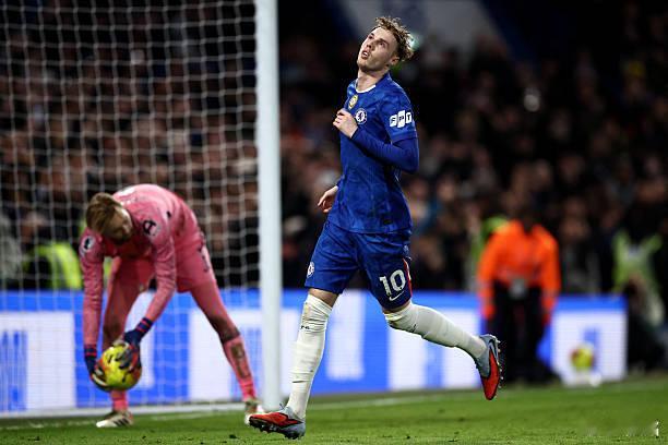 切尔西罚进点球，切尔西2-0蜜蜂，锁定胜局，但帕尔默脸上依然没有笑容。这小伙子