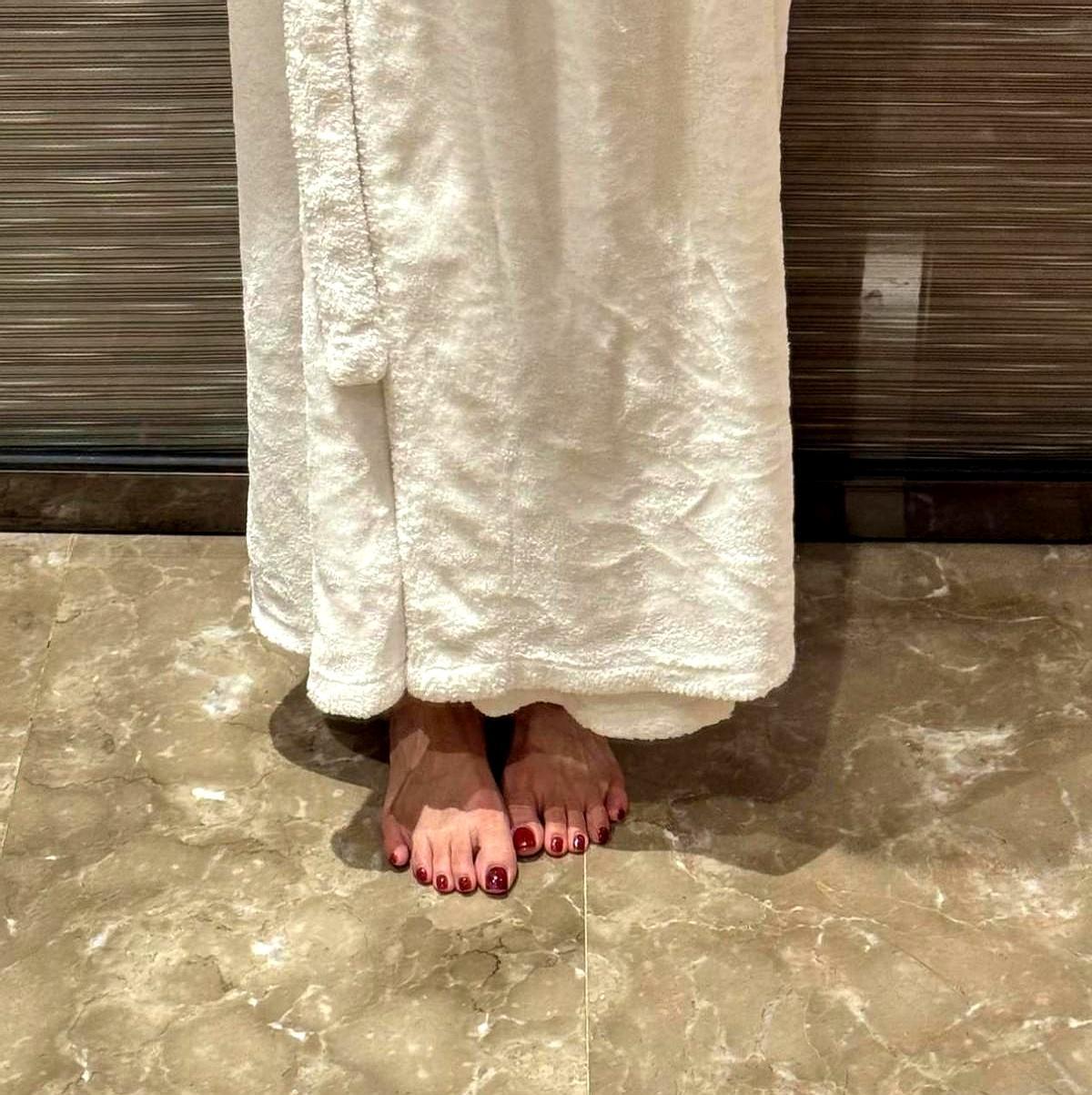 远程办公一开，镜头只到腰。上头黑白灰，脚丫子却偷偷开瓶酒——酒红指甲油，一刷，像