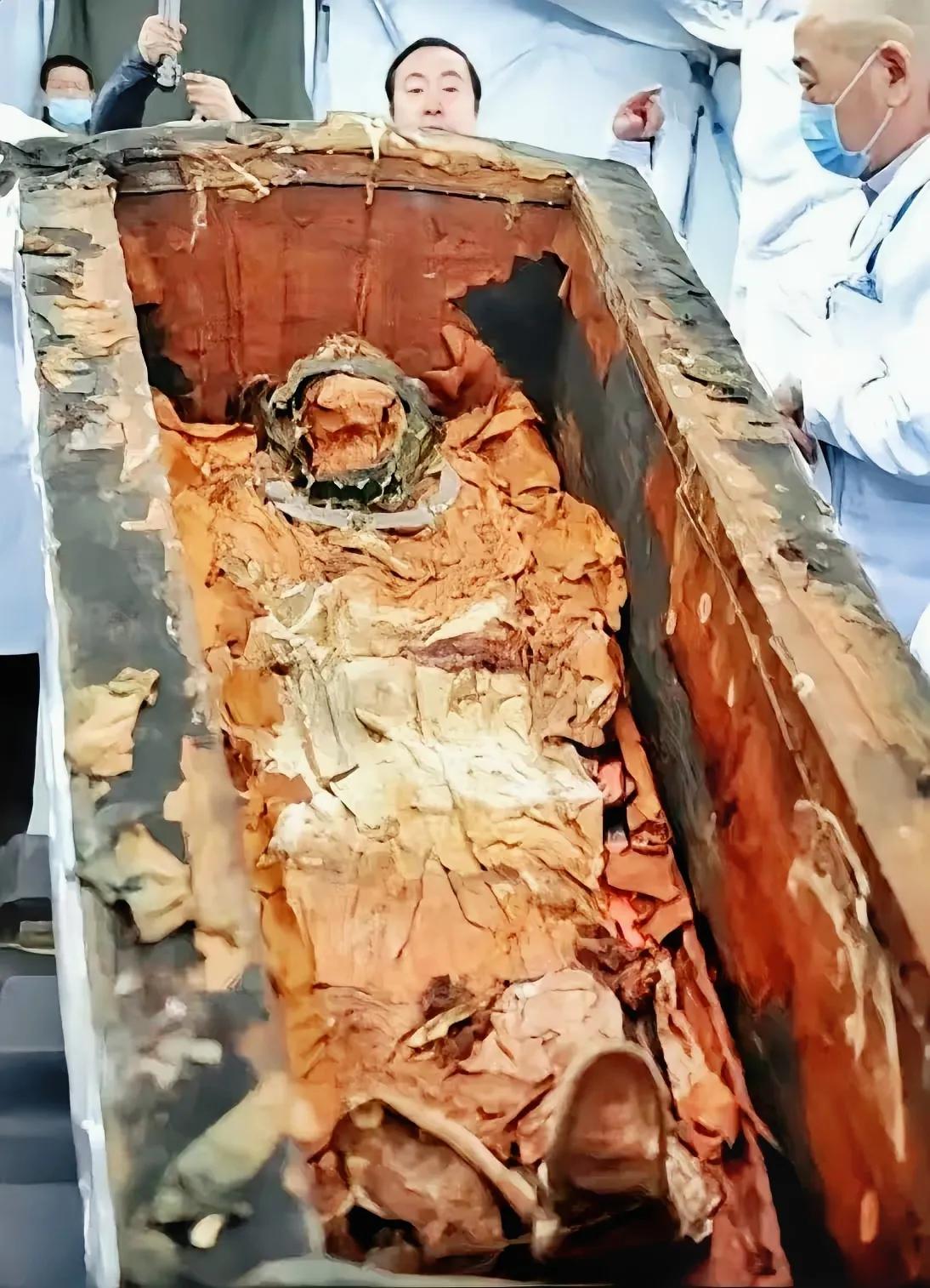 1982年，四川挖出一具遗骸，脚带七公斤大铁链，脚踝钉着四颗大铆钉，经考证，此人