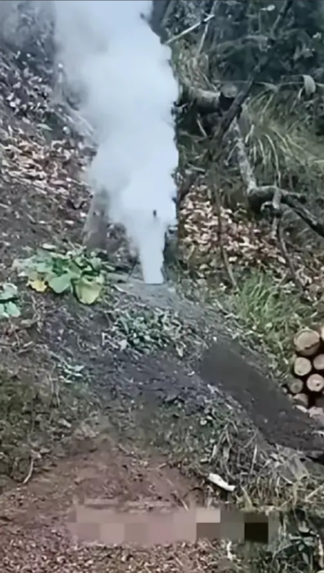 安徽，有一名女子周末去爬山，半山腰，远远看到地面上喷出了很大的白烟结果她发现，离