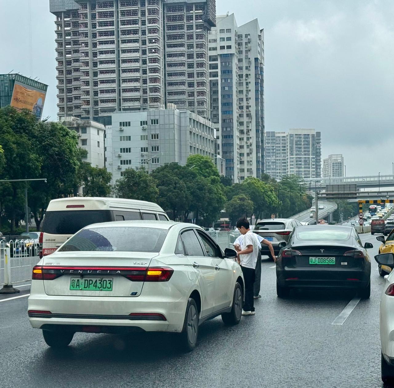 小剐蹭，拍完照马上撤到路边等交警就完了～​​​