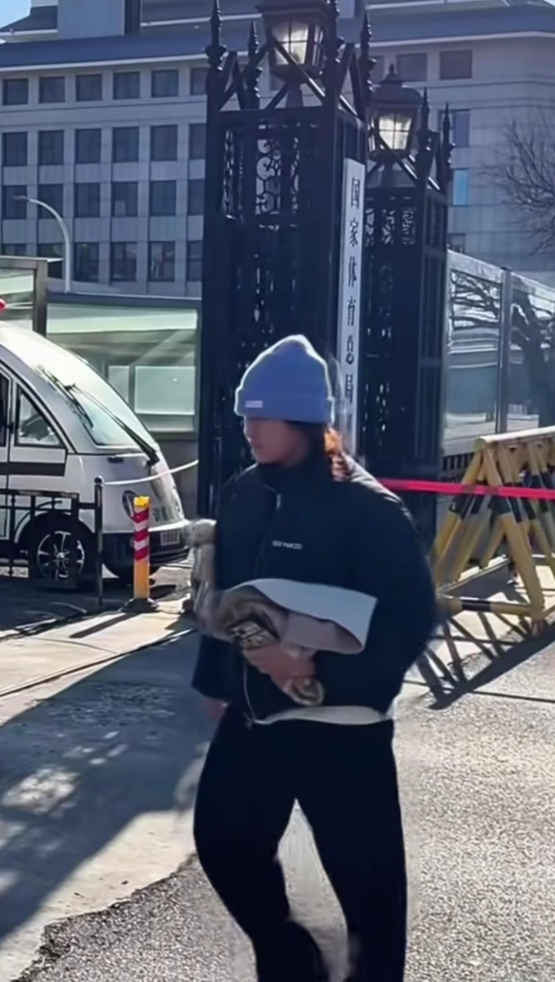 12月21日，全红婵坐着一辆白色轿车，去体育总局了，看起来还是那么可爱。全红