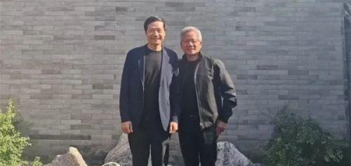 顶着35度的高温，黄仁勋在北京穿着皮衣，与雷布斯亲热握手。黄仁勋应该不会觉得闷