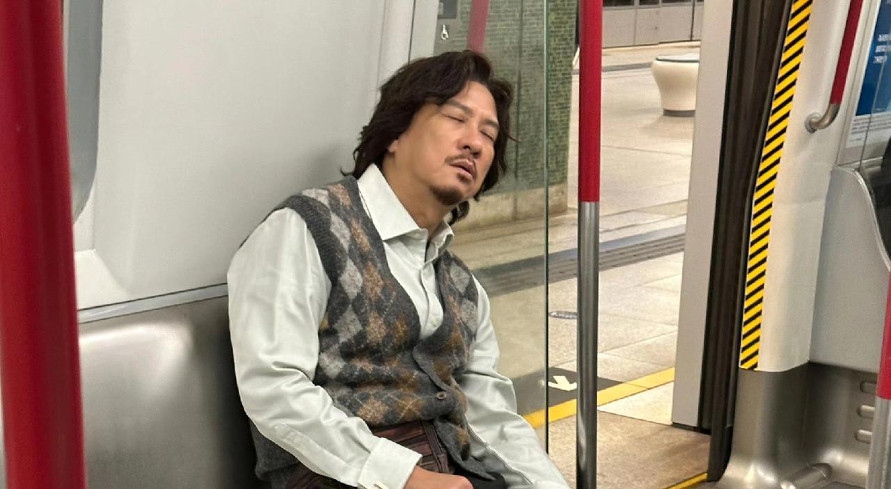 张家辉没想到，胡杏儿也没想到，都已经带了流量明星曾舜晞。《绝命法官》开播不到