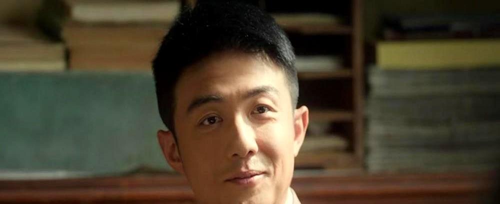 后台跟茶馆一样，人情世故一团和气，剧团却快倒闭了。新官朱继儒一来，直接把刷碗