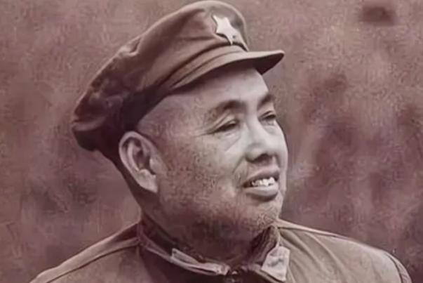 1952年，许世友将军回乡探亲，哪料，他看见叔叔许存礼，掏出枪就要动手。母亲却突