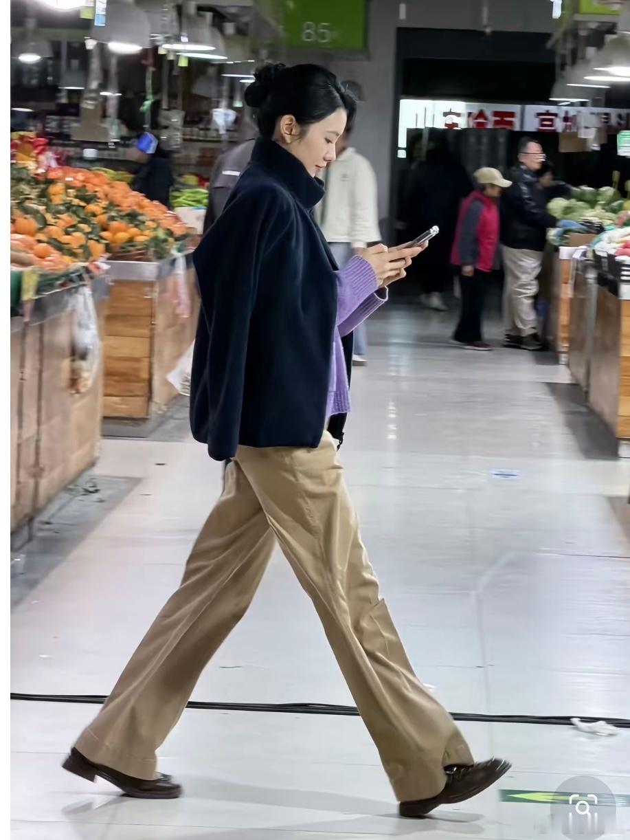 走路别玩手机玩手机也别太低头，离远一点不仅可以防苹果肌下垂，降低颈椎压力还能防近