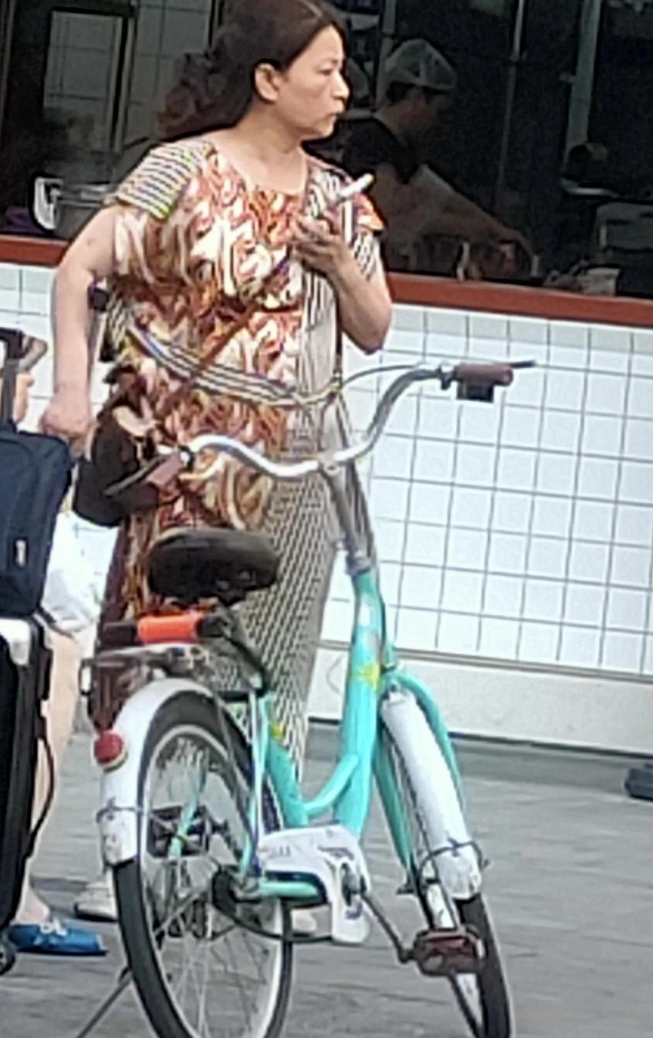 这位大妈的衣服感觉好看吗？