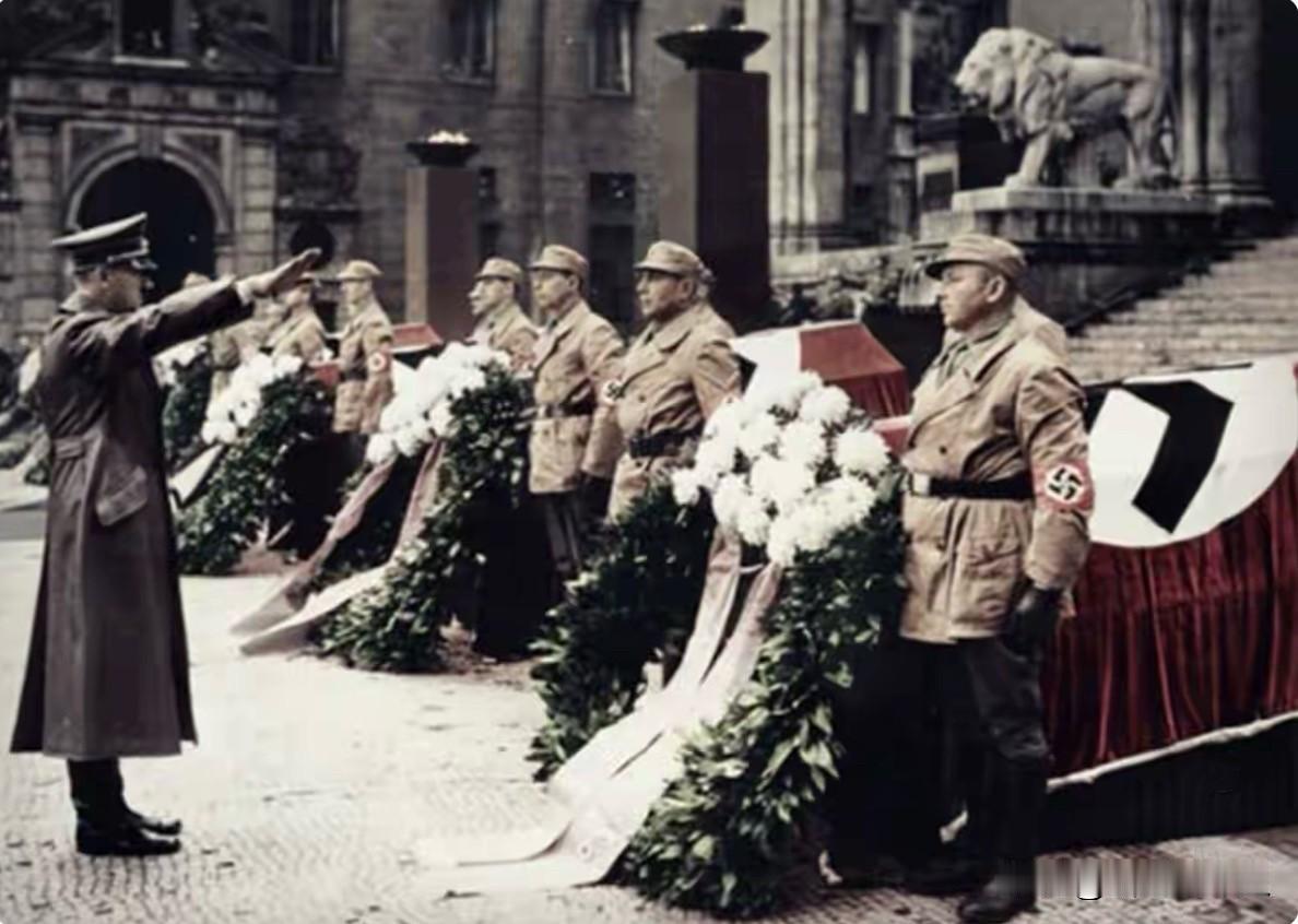 1939年11月11日，慕尼黑统帅堂前的纳粹葬礼现场。阿道夫·希特勒正对着覆盖纳