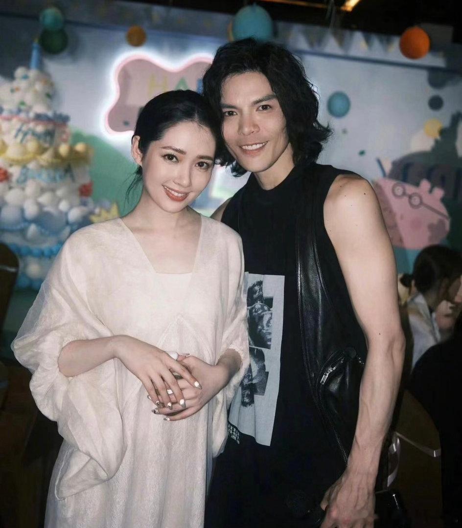 二狗问郭碧婷你爱向佐吗二狗这波贴脸开大绝了！问完郭碧婷直言尴尬，全场笑到不行，