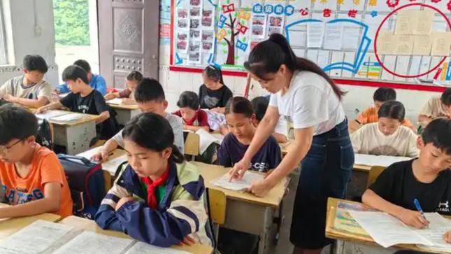 看到"小学老师转去教初中"这几个字，我第一反应是挺魔幻的。但往下看，又觉得这事儿