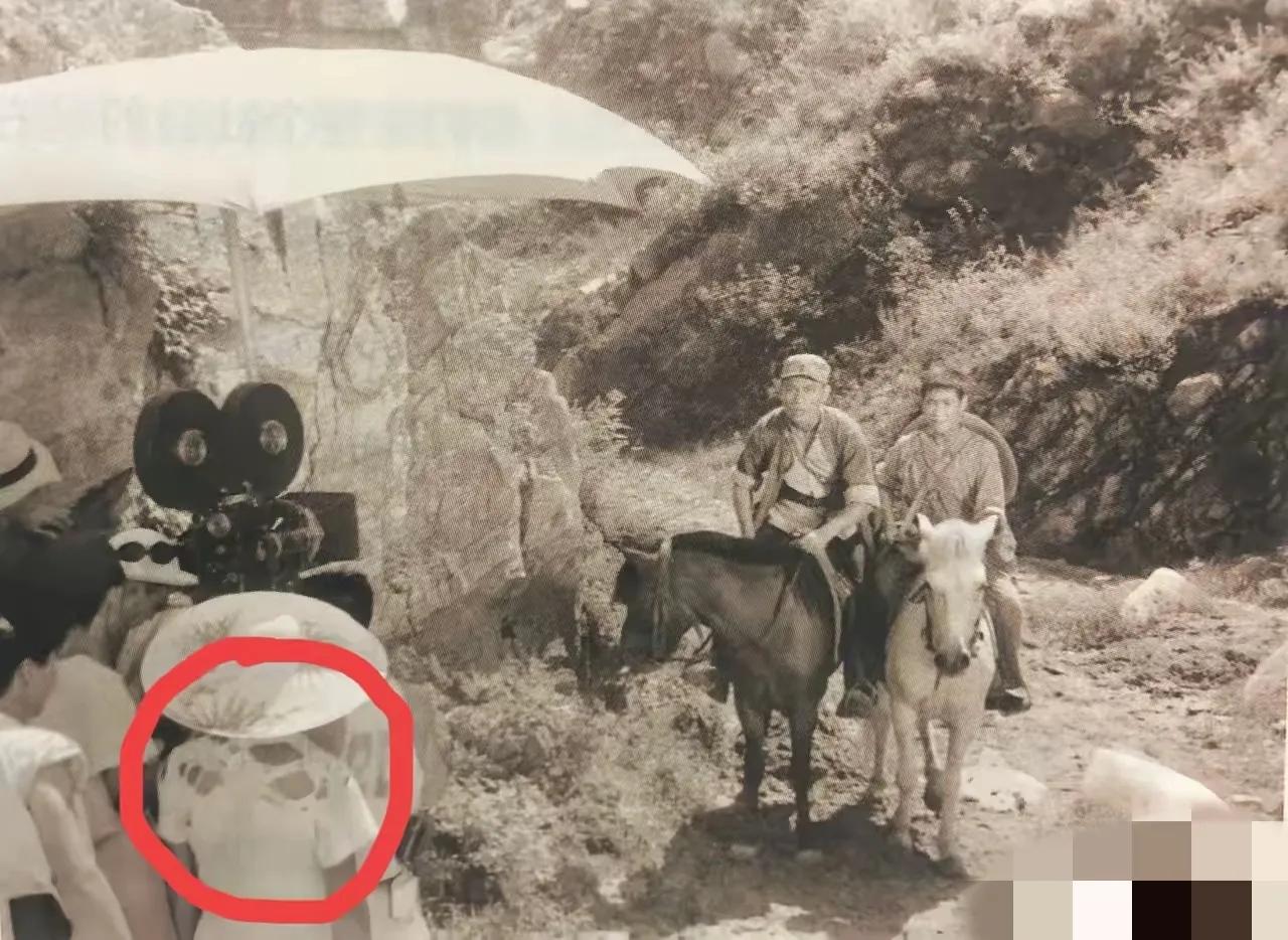 今天刷到这张图，心里一阵酸楚。当年拍摄《平原游击队》时，不说条件何等艰苦，单看拍