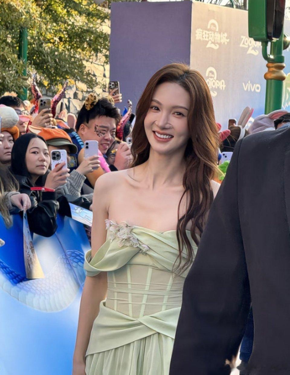 金晨没整鼻子以前嘴也不歪，自然又灵动。现在容貌总是在变化，每次都长得不一样，尤其