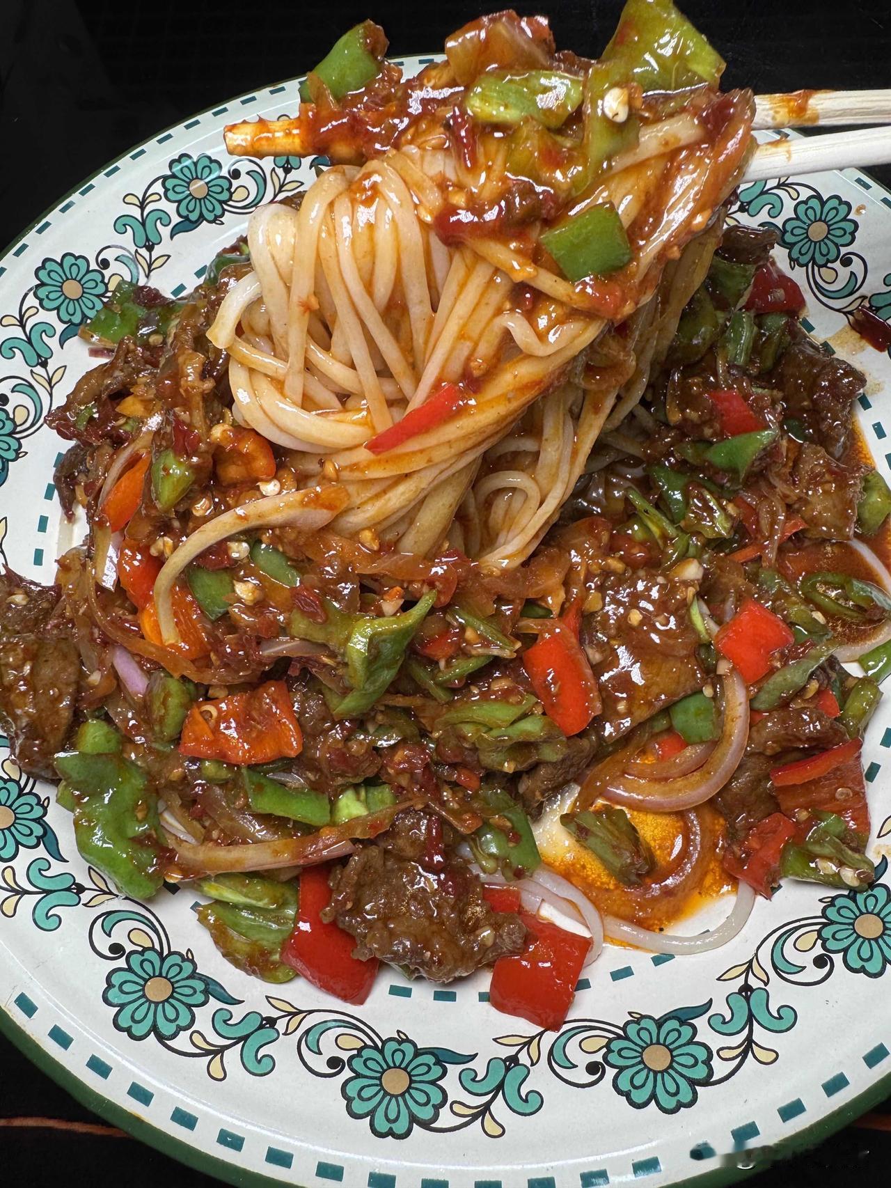 乌鲁木齐吃饭真的贵吗？对比内地差距一目了然好多人天天吐槽乌鲁木齐吃饭物价高，