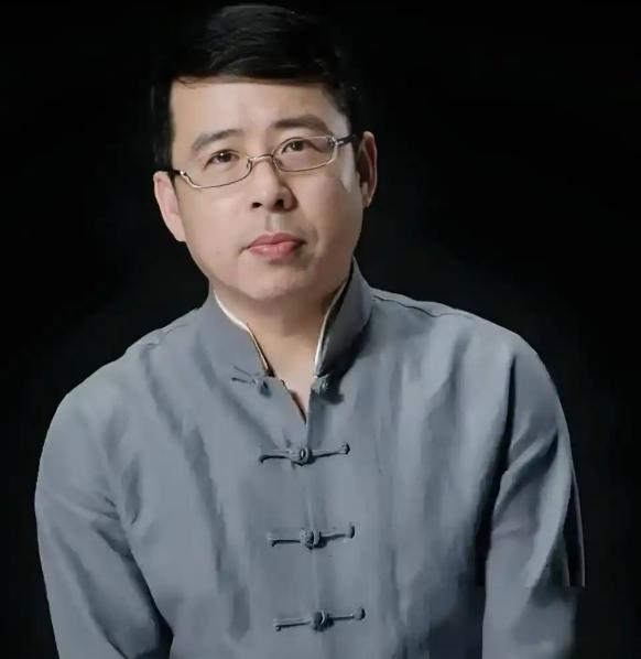 “竟称中国要向世界鞠躬道歉添乱！”2020年央视主持阿丘发不当言论被封杀，成于嘴