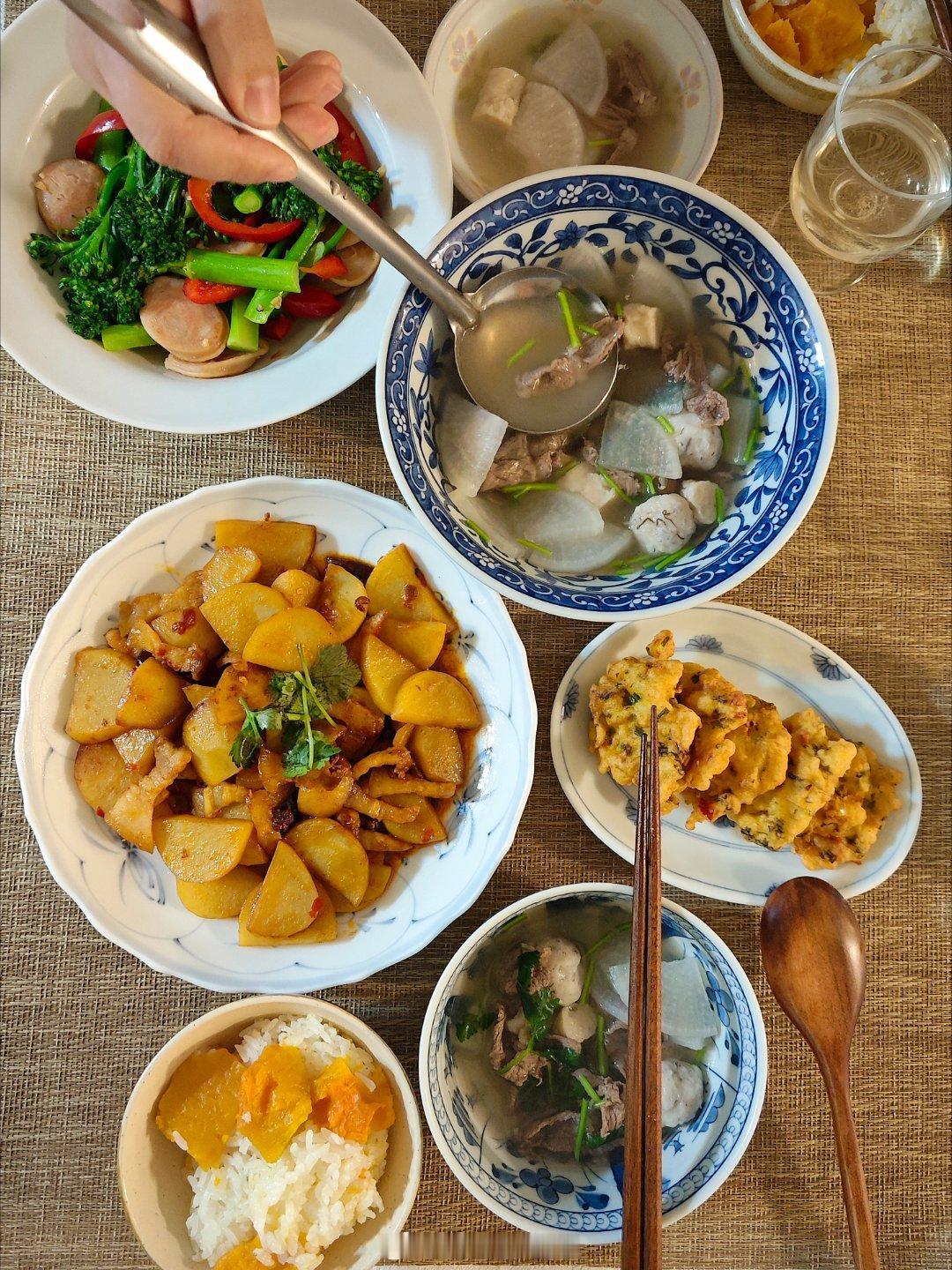 记某一日给朋友做饭，给客户占卜，帮朋友做翡翠手串。去年某一阵子每天都很充实，人也