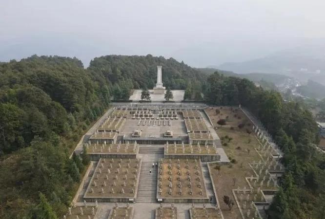 滕冲这地方旅游业应补齐避暑这一短板从网上查资料，滕冲2024年GDP300亿，