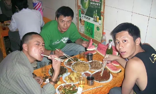 和段奕宏李晨一起吃饭的这个明星是谁呀？​​​