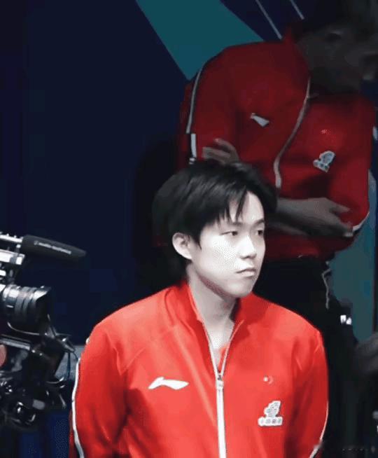 瞧瞧，这个摄影师该多喜欢头哥啊！[大笑][赞]头哥作为世一，无论人品还是球技，