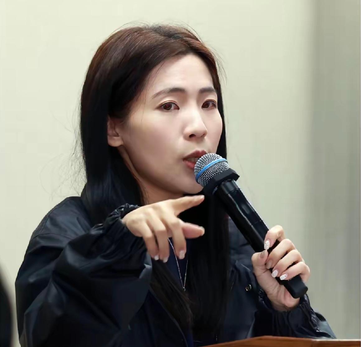 国民党立委徐巧芯露出真实面目，力挺金小刀等人。被称之为马英九子弟兵的蓝委徐巧芯2