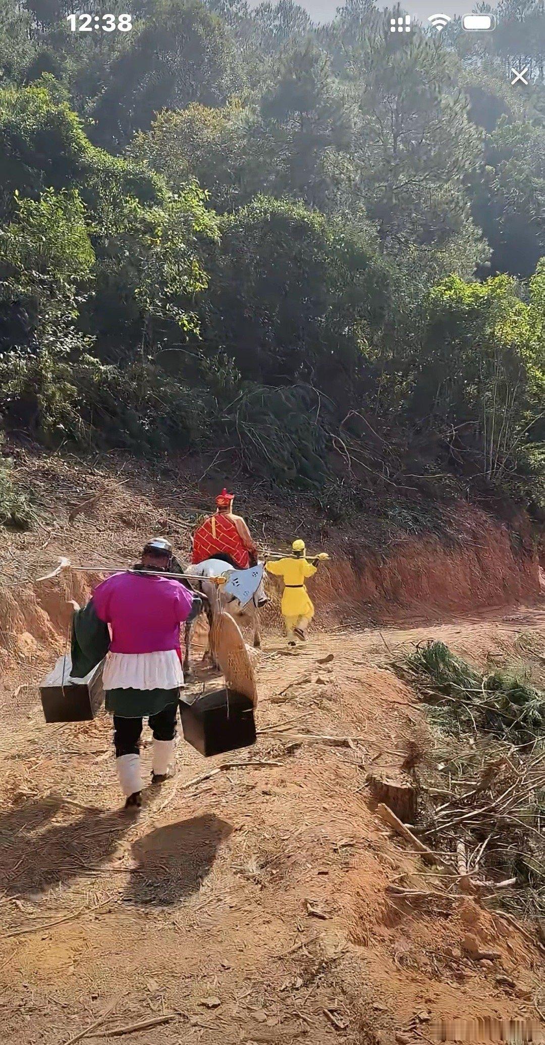 现在网红什么办法都能想出来赚钱；他们是广西人演上里西游记，在线人数一万两万多；公