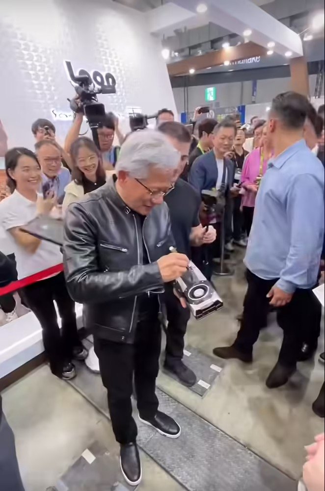 【黄仁勋在最爱的显卡上签名：它改变了一切】黄仁勋表示最爱的显卡改变了一切据