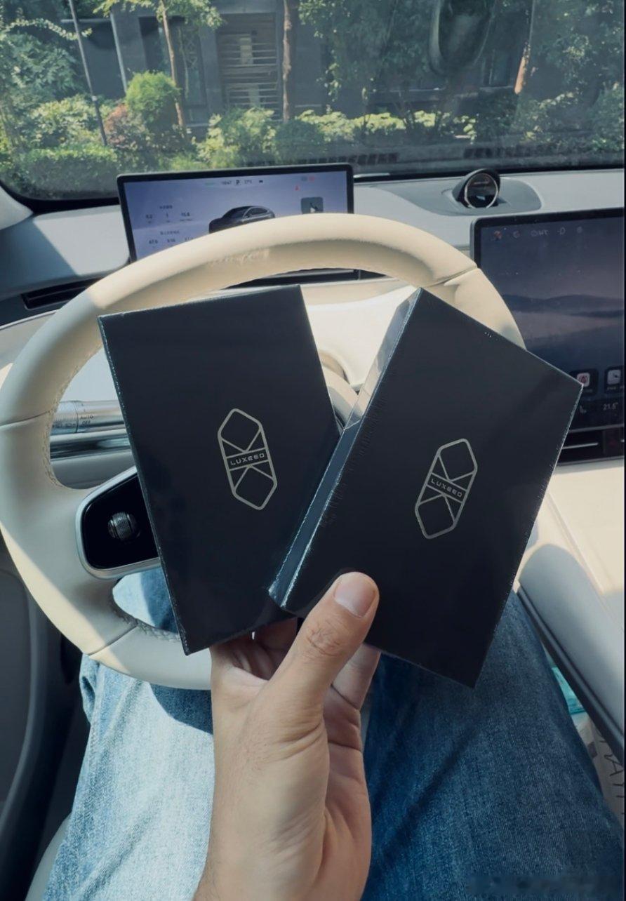 作为智界S7和R7双7车主，终于收到了智界X车标，车标采用镍合金材质和微米级电铸