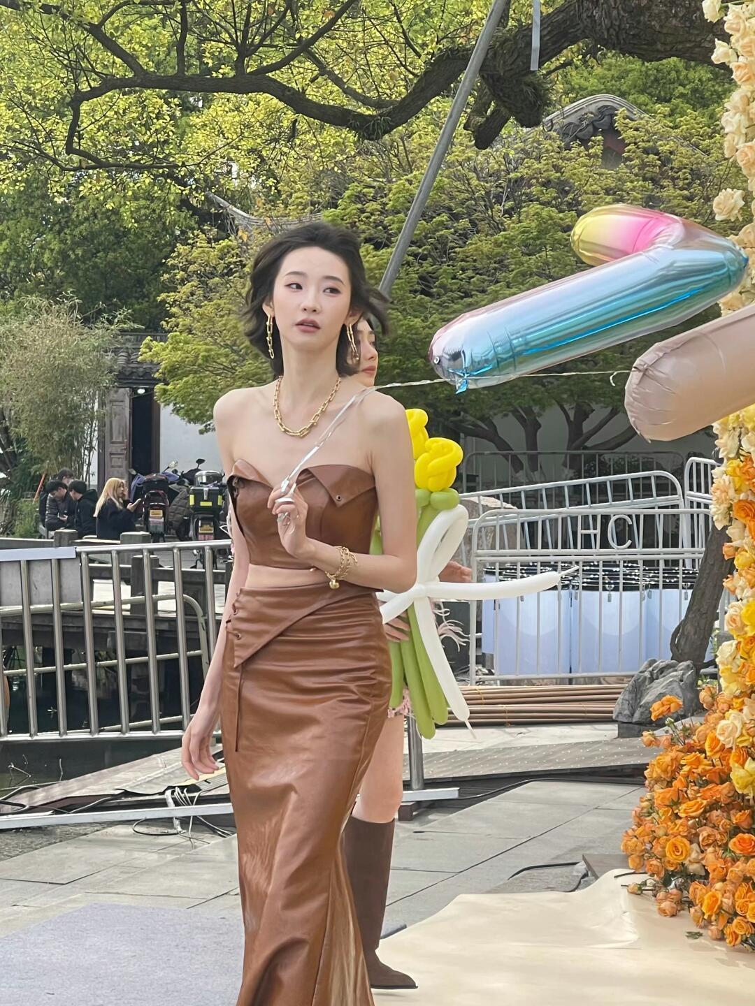 天呐张艺凡瘦成这样好冻人这比例也太好了