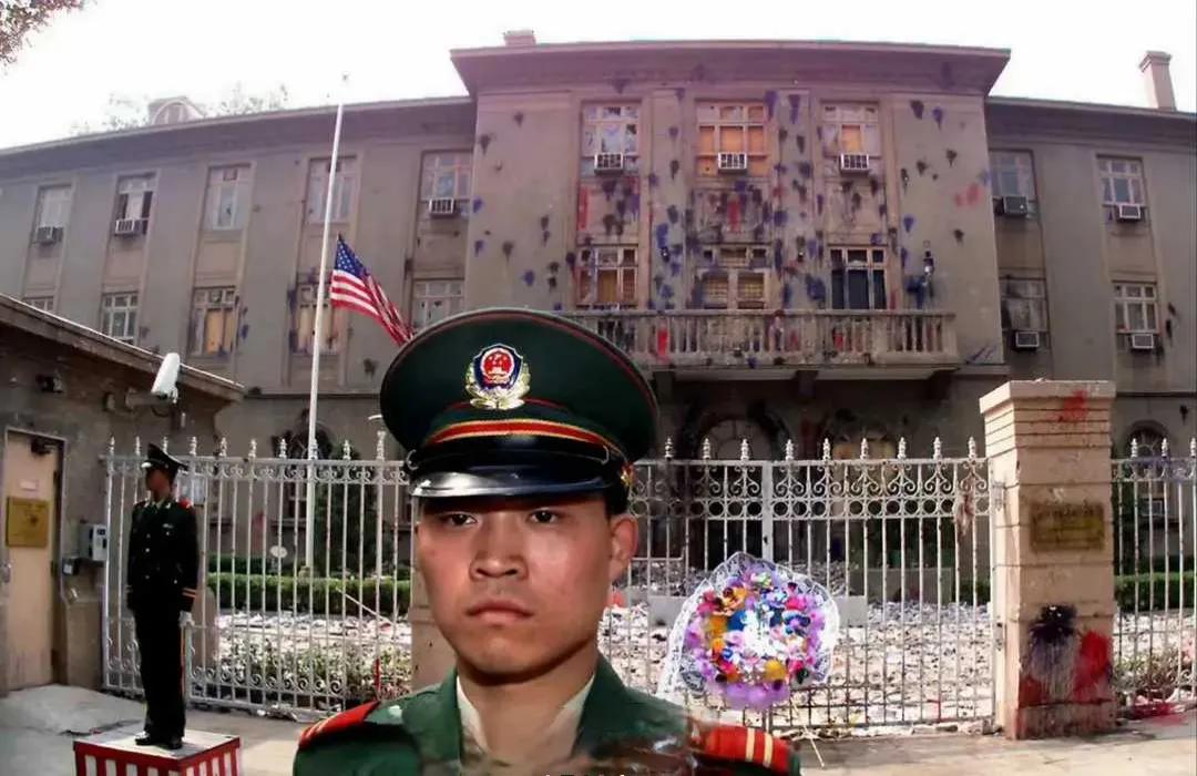 1999年的北京秀水东街，美国驻华大使馆的门面直接被砸得面目全非！墙面被密密麻麻