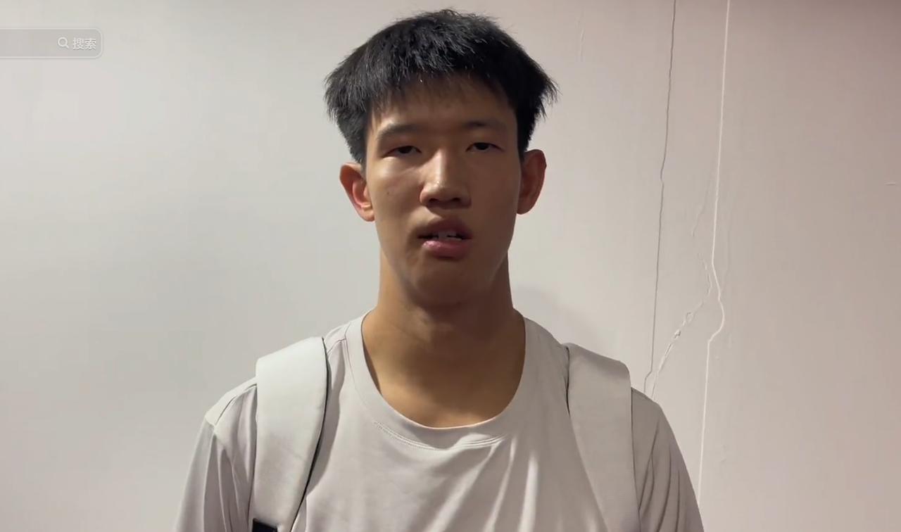 陈海涛谜之操作！就在今天上午，有球迷拍摄到广东男篮小将黄明依，已经抵达吉林男