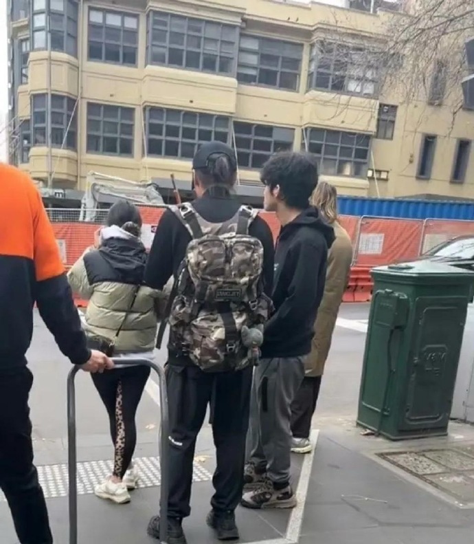 谢霆锋和大儿子Lucas出现在澳洲街头，父子俩的身高差不多，但Lucas感觉没有