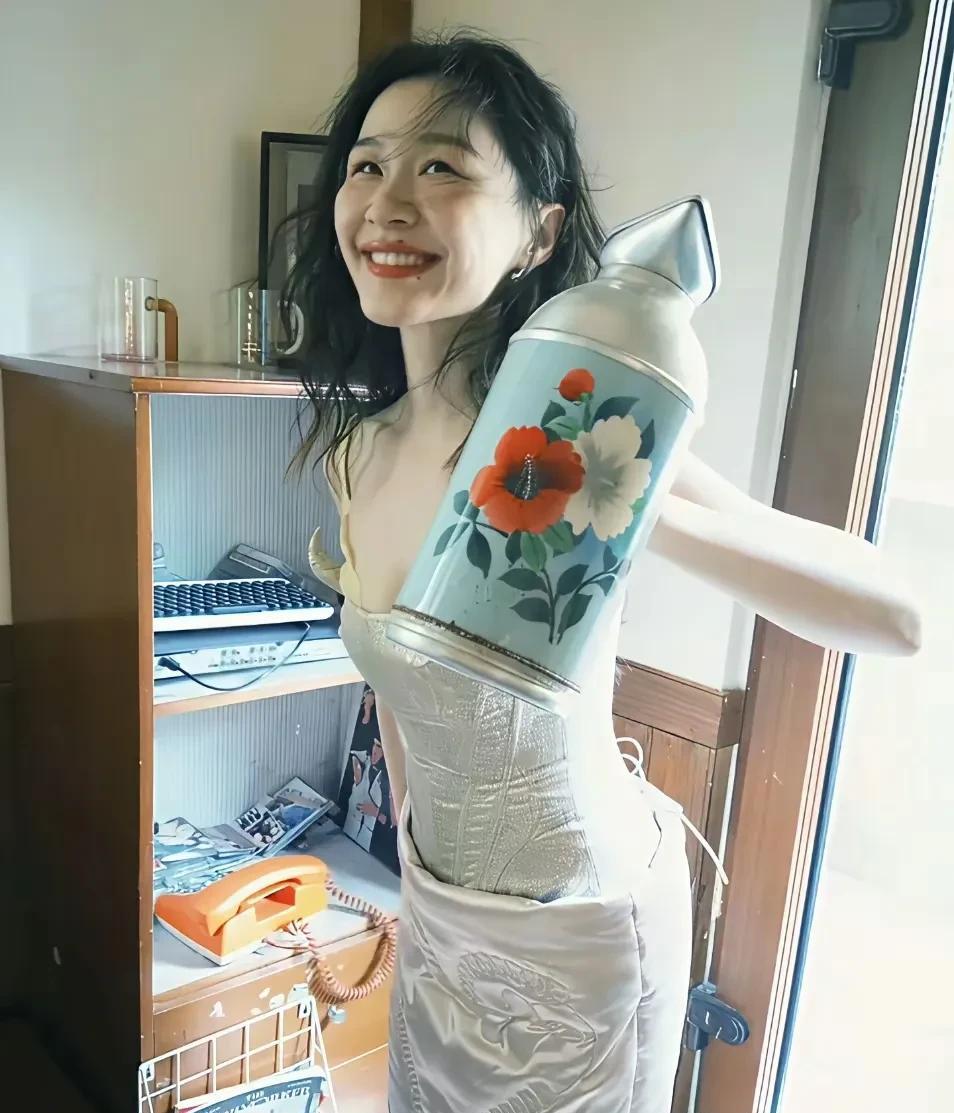 金靖又又又瘦了。感觉金靖生完孩子这身材比没生孩子之前高的不止一星半点啊。以前没生