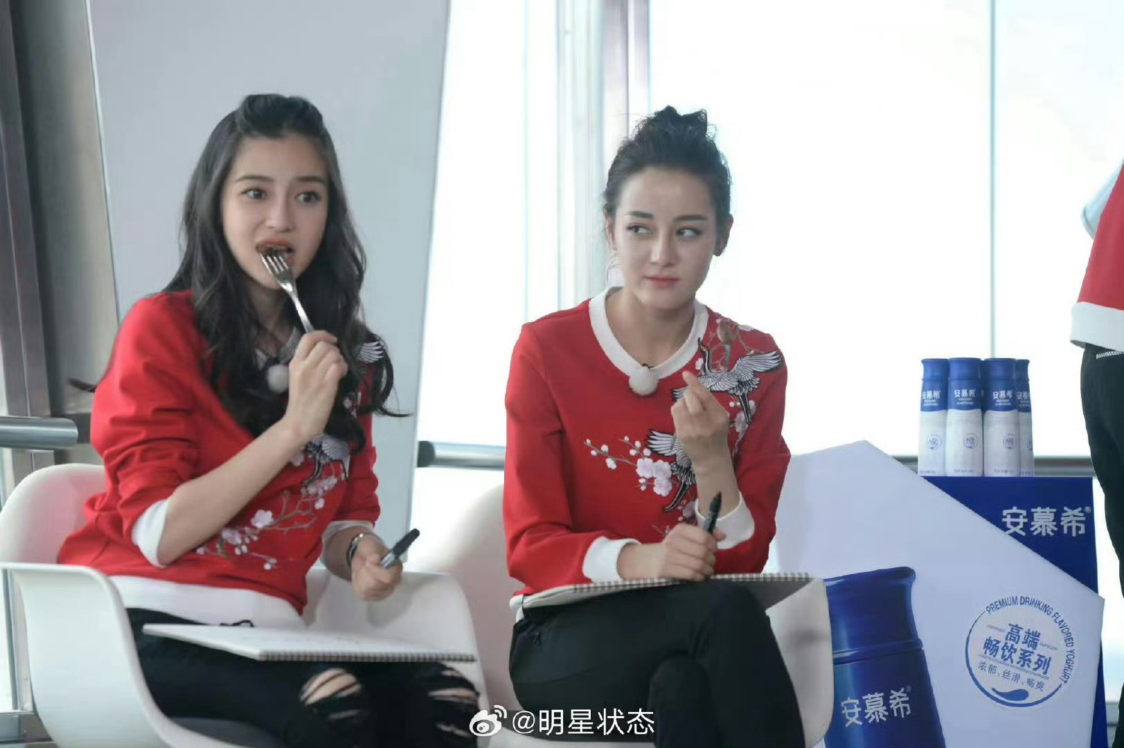 奔跑吧第一季里迪丽热巴看angelababy的眼神充满了邪恶感