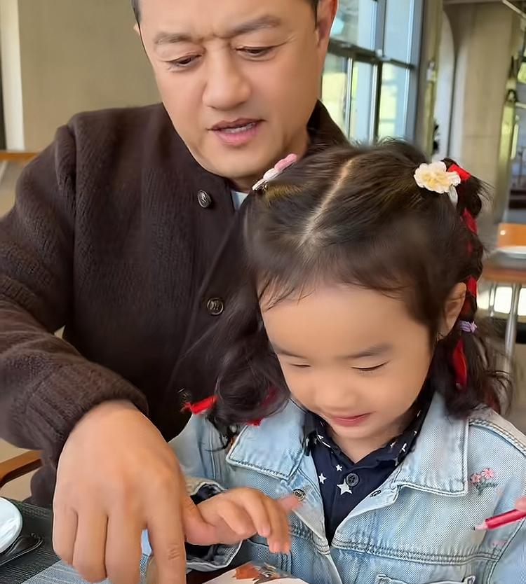 李亚鹏与小女儿