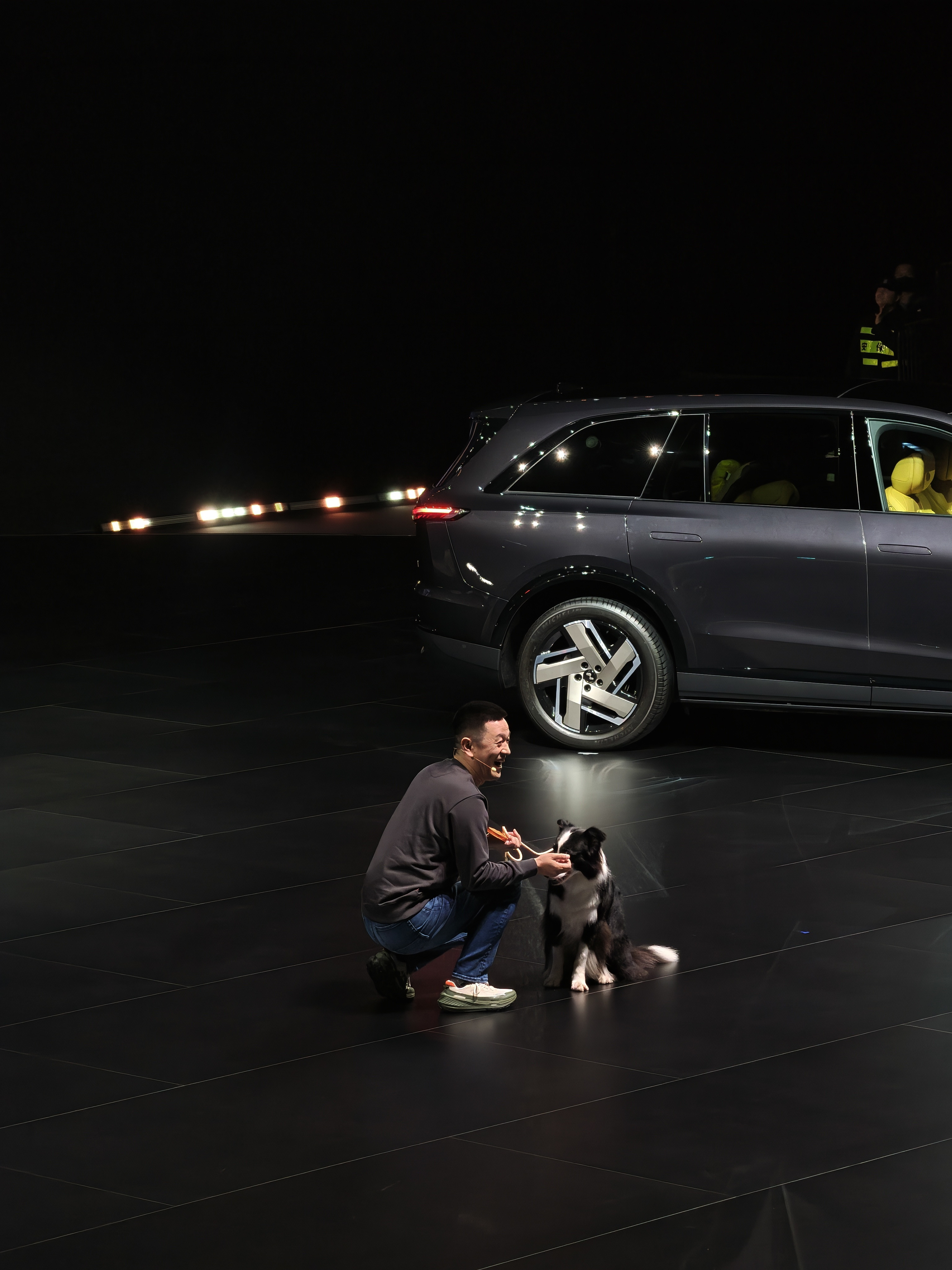 李斌L80发布会做饭遛狗铺床昨天发布会演示到遛狗的时候，斌总还透露紧张，深怕狗子