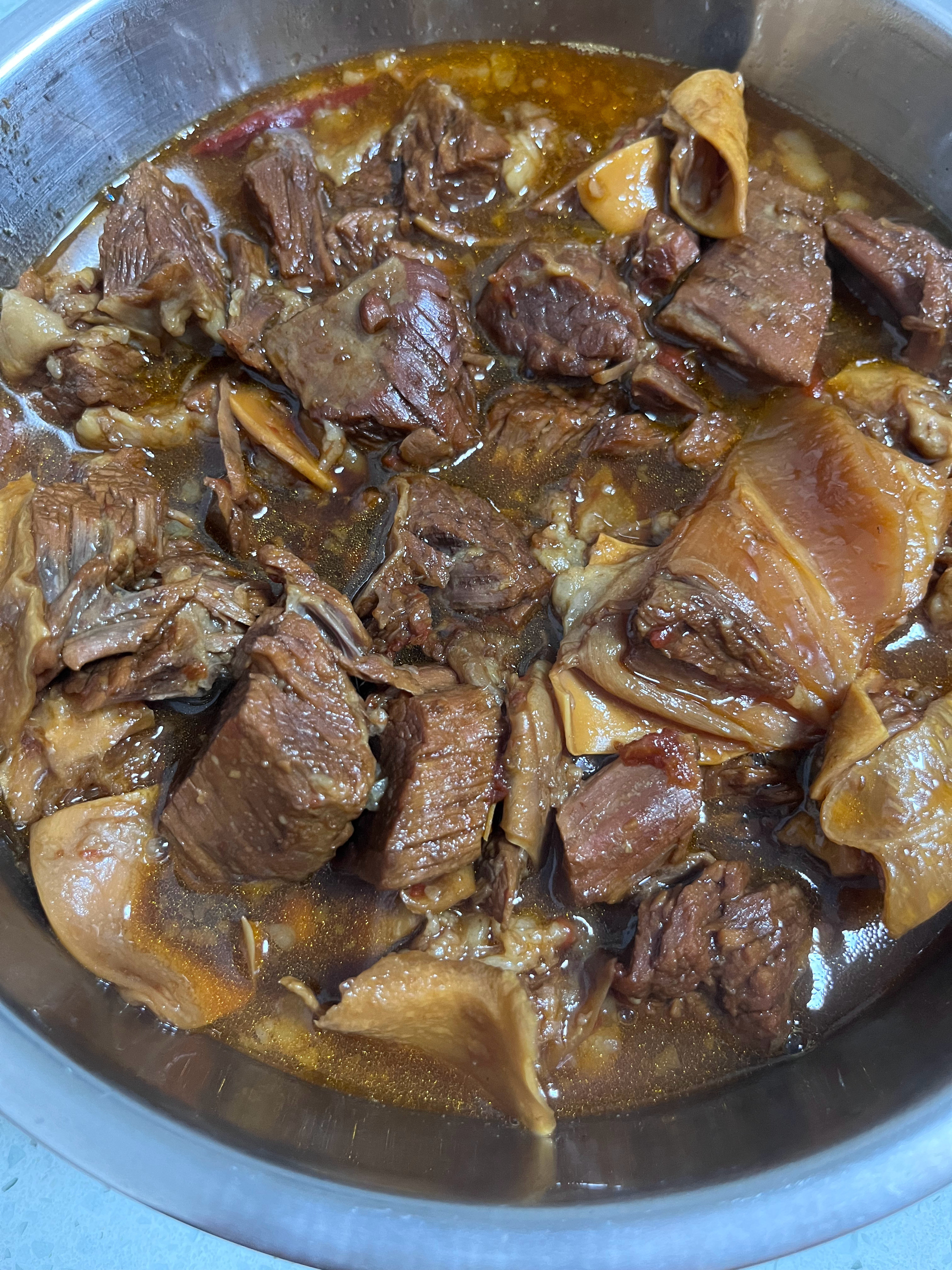 恰饭恰饭啦！今天炖了西红柿牛腩，明天早上拿它来煮面吃！来自同担姐妹的启发哈！