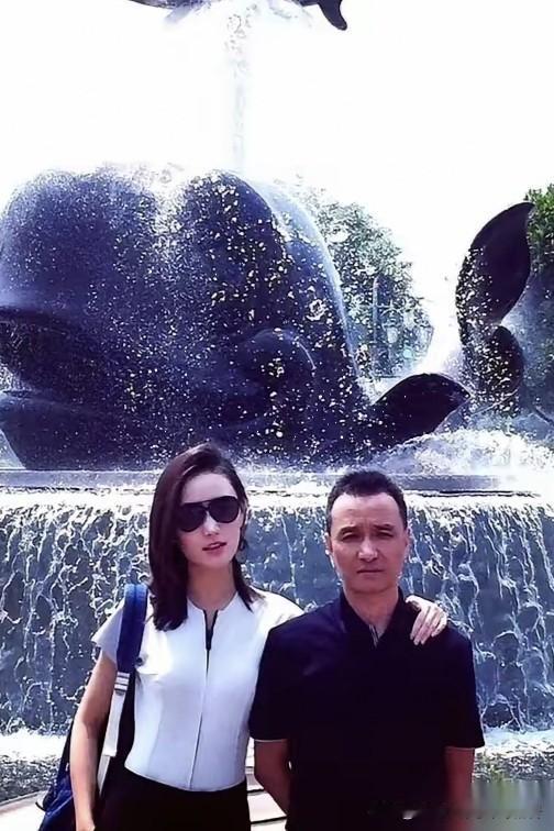 老丈人直播开炮！李亚鹏被骂惨，真相太扎心海哈金喜她爸直播那下可太猛了，对着