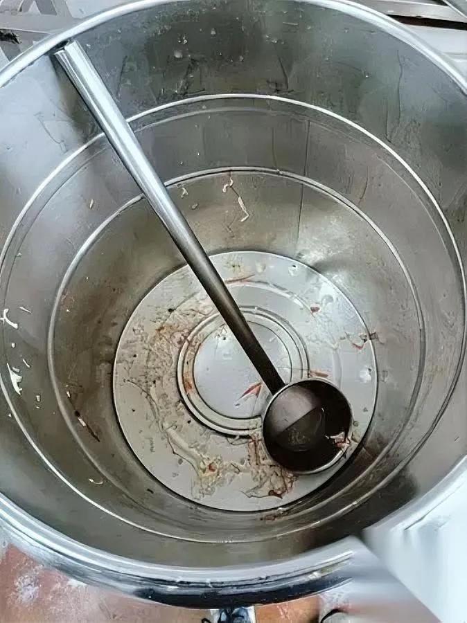 咱公司食堂今天又“清盘”了！下午五点半冲去干饭，结果——菜盆空得能反光，