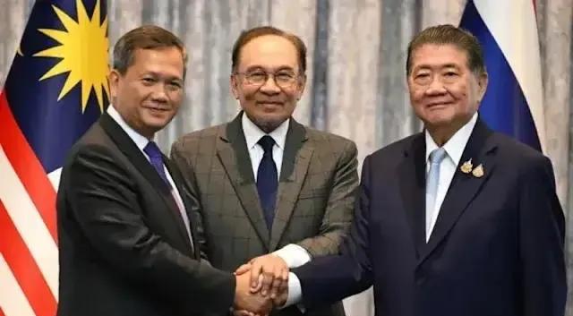 柬埔寨首相洪玛奈笑到了最后，据报道，泰国和柬埔寨方面同意停火，停火协议午夜生效。