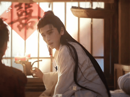 谢征把我衣服脱了谁说这是假结婚？谢征那语气那眼神，明明就是真夫妻的节奏。“把