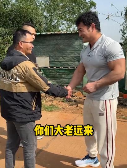 泪目！广东，丈夫意外去世，留下5个孩子，女子为了凑钱养孩子，恳求博主李维刚把老公