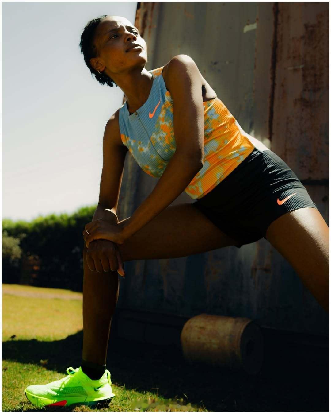 ROSA这个赛季的耐克服装由BeatriceChebet当模特展示。细心